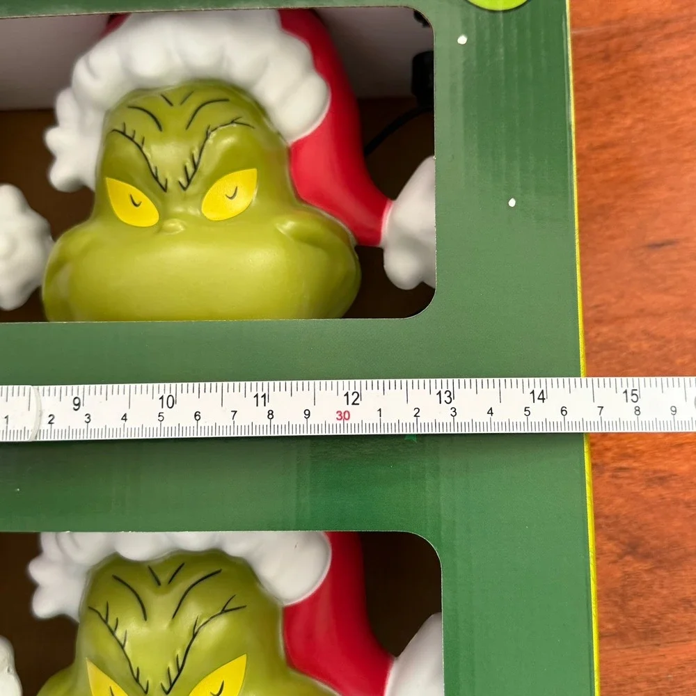 The Grinch Pathway Stakes 4 Count With Santa Hat LED Lights w/ Grinch Faces New!